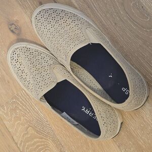 Women's Slip On Sneakers/ Creamy with Memory Foam Padding Size 7